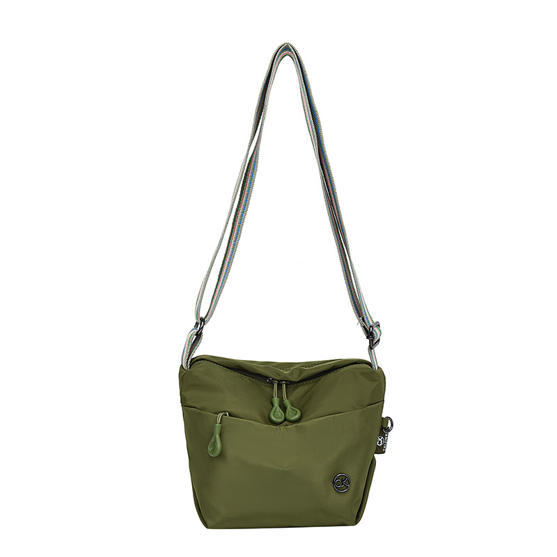 Ženska torbica od najlona, crossbody, kompaktna, srednje veličine, vodoravni kvadratnog oblika, zatvaranje na zip, podstava od poliestera, jedan remen preko ramena