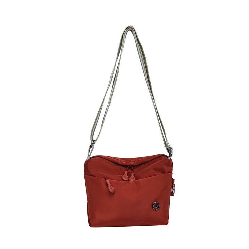 Ženska torbica od najlona, crossbody, kompaktna, srednje veličine, vodoravni kvadratnog oblika, zatvaranje na zip, podstava od poliestera, jedan remen preko ramena