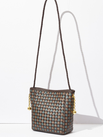 Ženska torbica od prave ovčje kože, tkanog košarastog stila – bucket bag, visoke kvalitete, minimalistička i chic, kompaktna torba za rame
