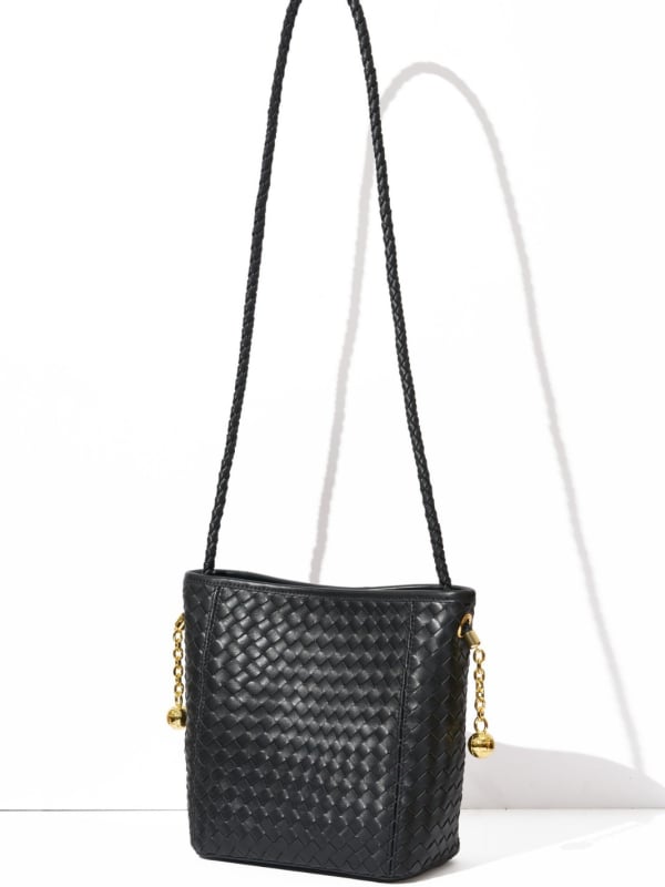 Ženska torbica od prave ovčje kože, tkanog košarastog stila – bucket bag, visoke kvalitete, minimalistička i chic, kompaktna torba za rame