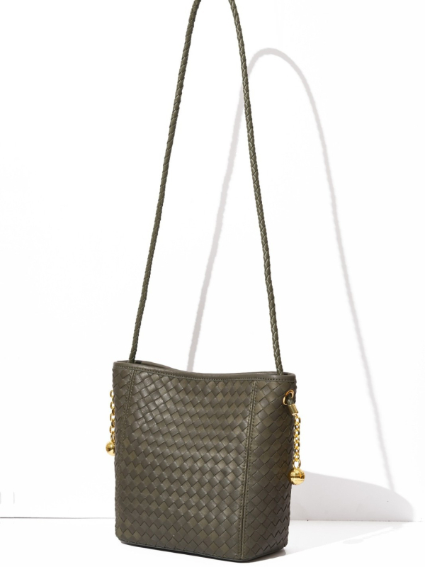 Ženska torbica od prave ovčje kože, tkanog košarastog stila – bucket bag, visoke kvalitete, minimalistička i chic, kompaktna torba za rame