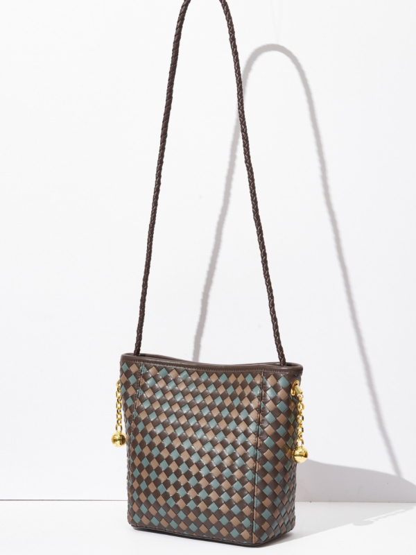 Ženska torbica od prave ovčje kože, tkanog košarastog stila – bucket bag, visoke kvalitete, minimalistička i chic, kompaktna torba za rame