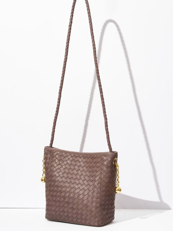 Ženska torbica od prave ovčje kože, tkanog košarastog stila – bucket bag, visoke kvalitete, minimalistička i chic, kompaktna torba za rame