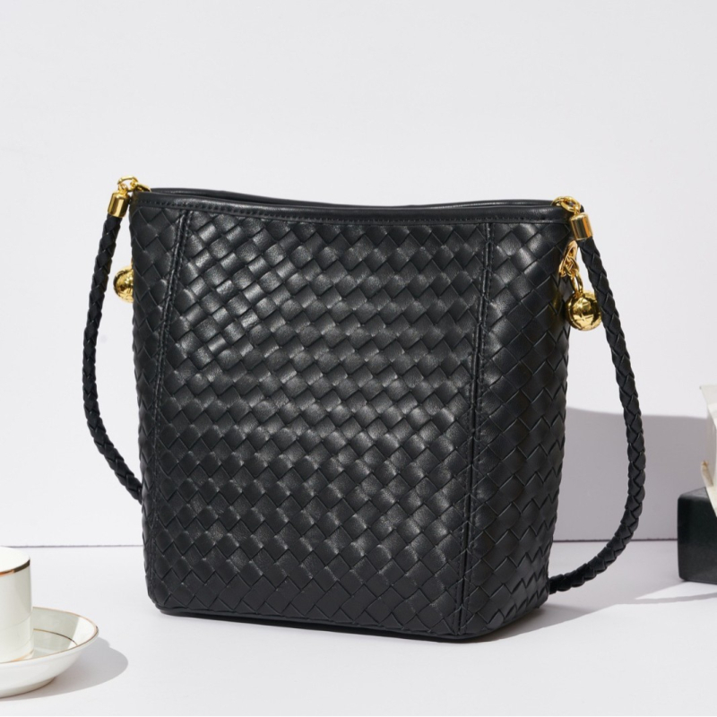 Ženska torbica od prave ovčje kože, tkanog košarastog stila – bucket bag, visoke kvalitete, minimalistička i chic, kompaktna torba za rame