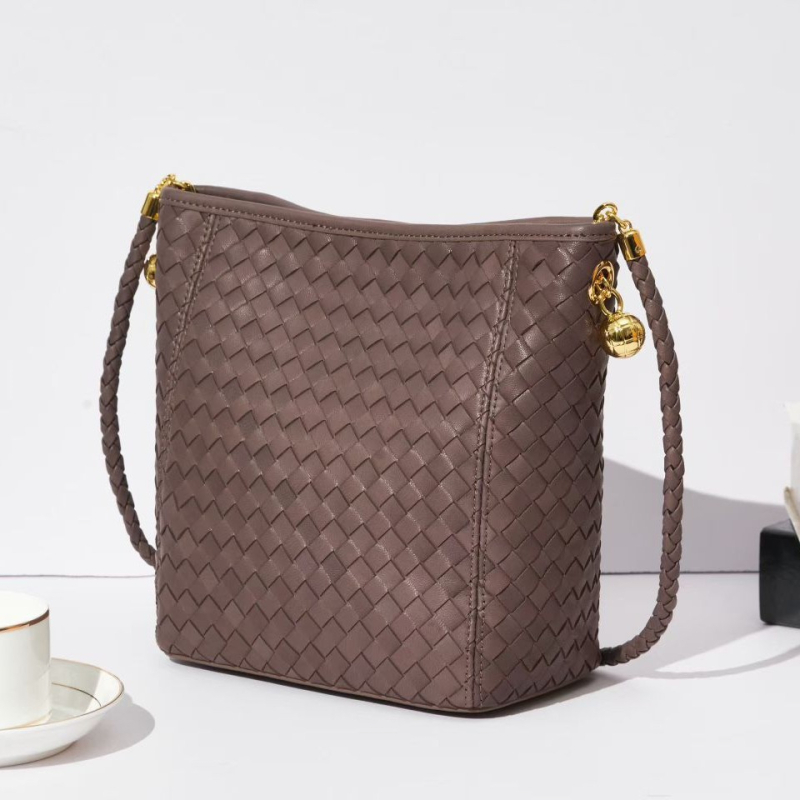 Ženska torbica od prave ovčje kože, tkanog košarastog stila – bucket bag, visoke kvalitete, minimalistička i chic, kompaktna torba za rame