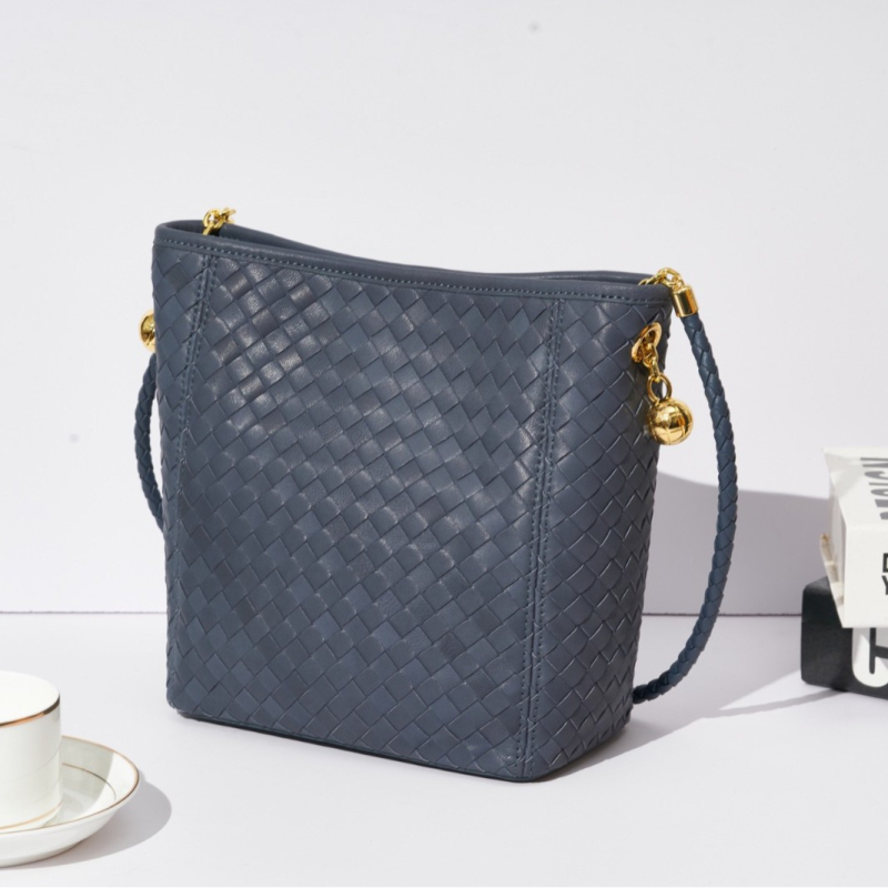 Ženska torbica od prave ovčje kože, tkanog košarastog stila – bucket bag, visoke kvalitete, minimalistička i chic, kompaktna torba za rame