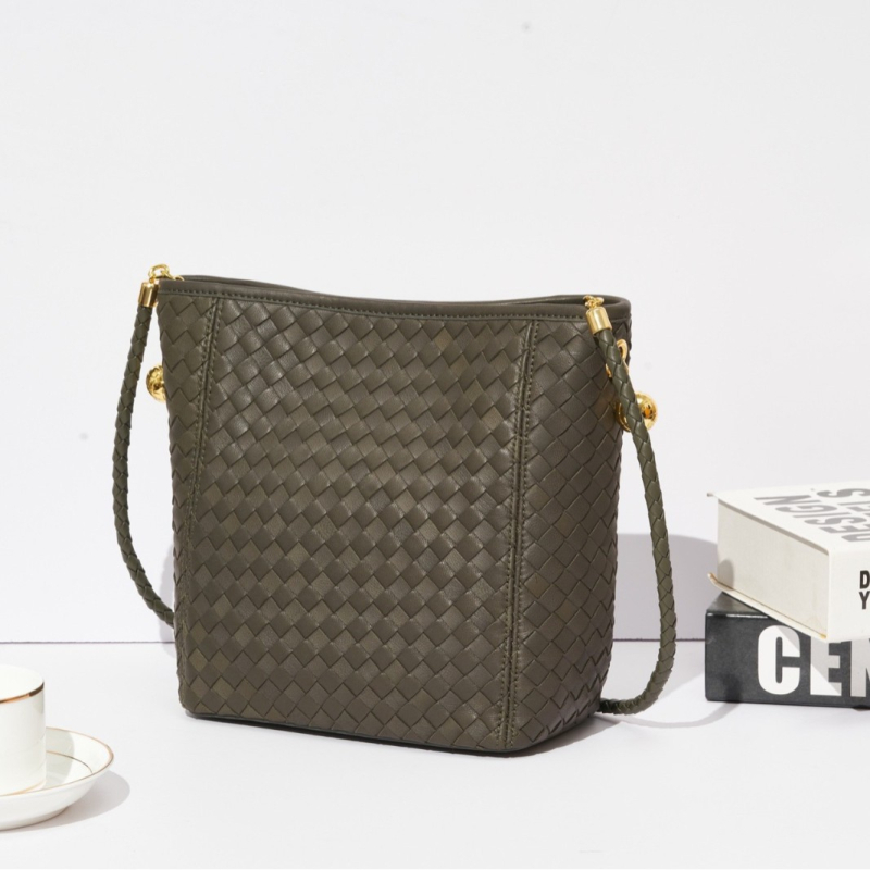 Ženska torbica od prave ovčje kože, tkanog košarastog stila – bucket bag, visoke kvalitete, minimalistička i chic, kompaktna torba za rame