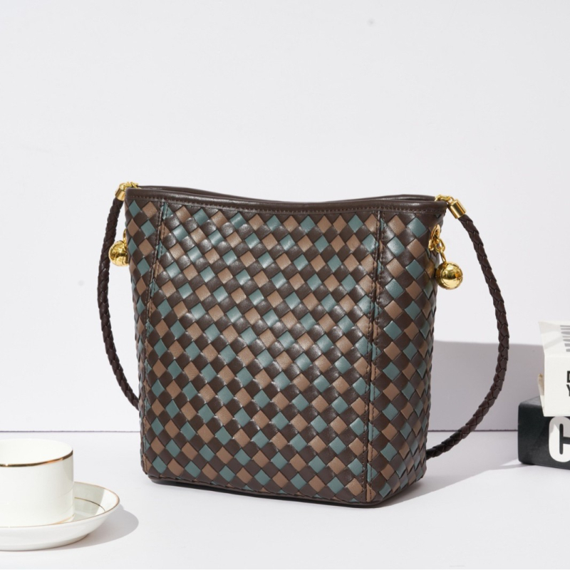 Ženska torbica od prave ovčje kože, tkanog košarastog stila – bucket bag, visoke kvalitete, minimalistička i chic, kompaktna torba za rame