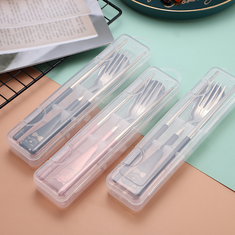 Set portabil din oțel inoxidabil 304, trei piese: lingură, furculiță și bețișoare; design desen animat pentru elevi; pentru drumeții în aer liber; logotyp personalizat