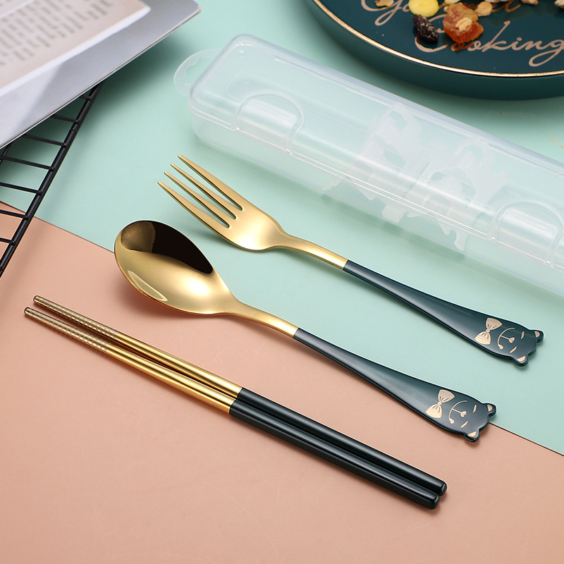 Set portabil din oțel inoxidabil 304, trei piese: lingură, furculiță și bețișoare; design desen animat pentru elevi; pentru drumeții în aer liber; logotyp personalizat