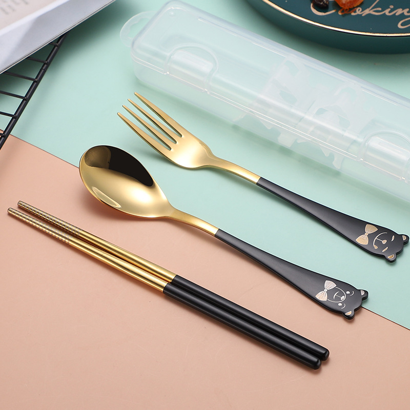 Set portabil din oțel inoxidabil 304, trei piese: lingură, furculiță și bețișoare; design desen animat pentru elevi; pentru drumeții în aer liber; logotyp personalizat