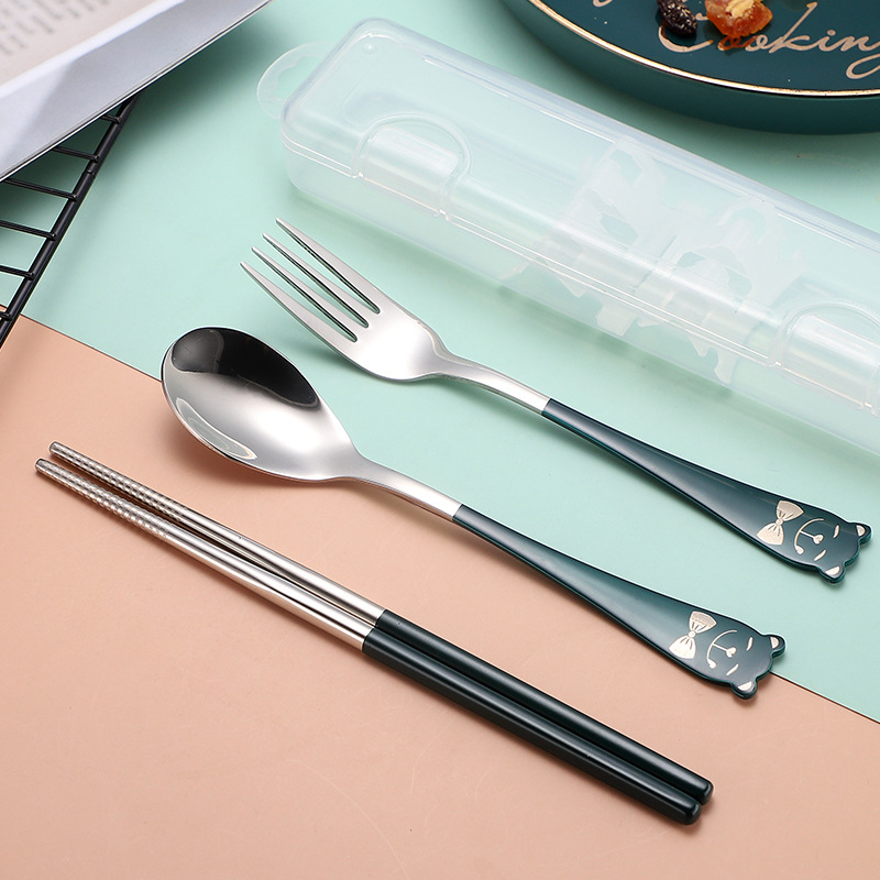 Set portabil din oțel inoxidabil 304, trei piese: lingură, furculiță și bețișoare; design desen animat pentru elevi; pentru drumeții în aer liber; logotyp personalizat