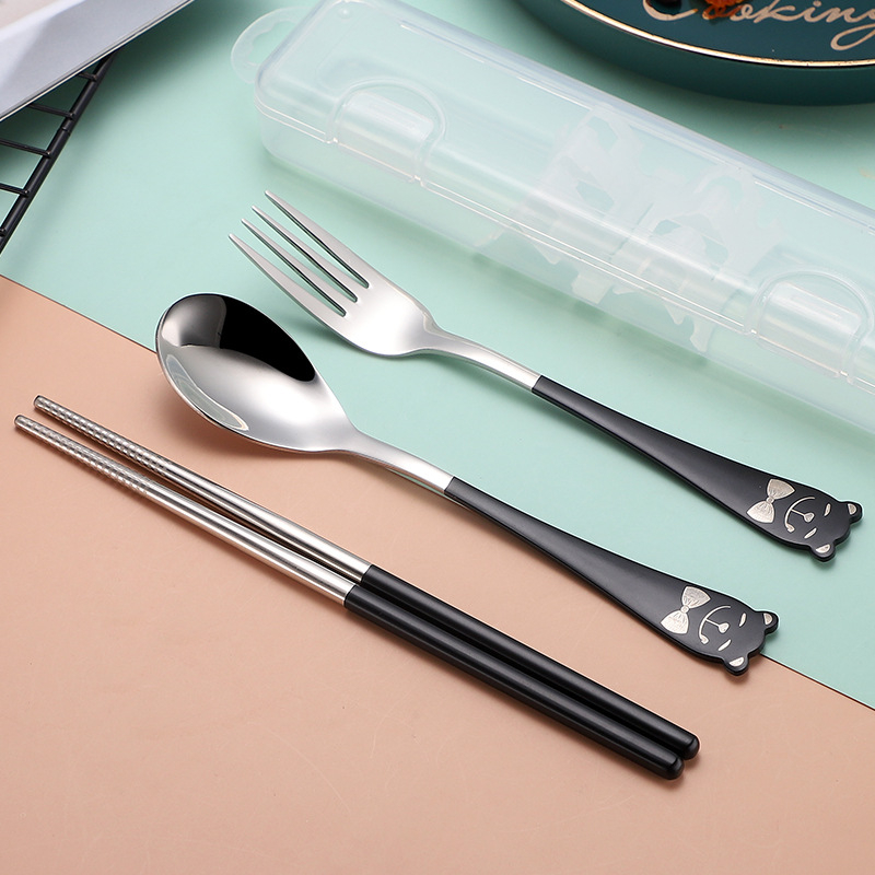 Set portabil din oțel inoxidabil 304, trei piese: lingură, furculiță și bețișoare; design desen animat pentru elevi; pentru drumeții în aer liber; logotyp personalizat