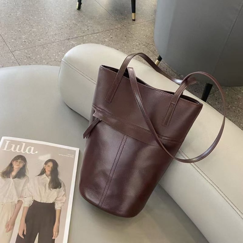 Ženska bucket torbica od kože prvog sloja biljnim postupkom obrađena, 2025 nova moda, velika kapaciteta, za svakodnevnu upotrebu, pretinac za telefon, s jednim crossbody naramenicom.