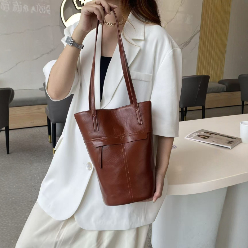 Ženska bucket torbica od kože prvog sloja biljnim postupkom obrađena, 2025 nova moda, velika kapaciteta, za svakodnevnu upotrebu, pretinac za telefon, s jednim crossbody naramenicom.