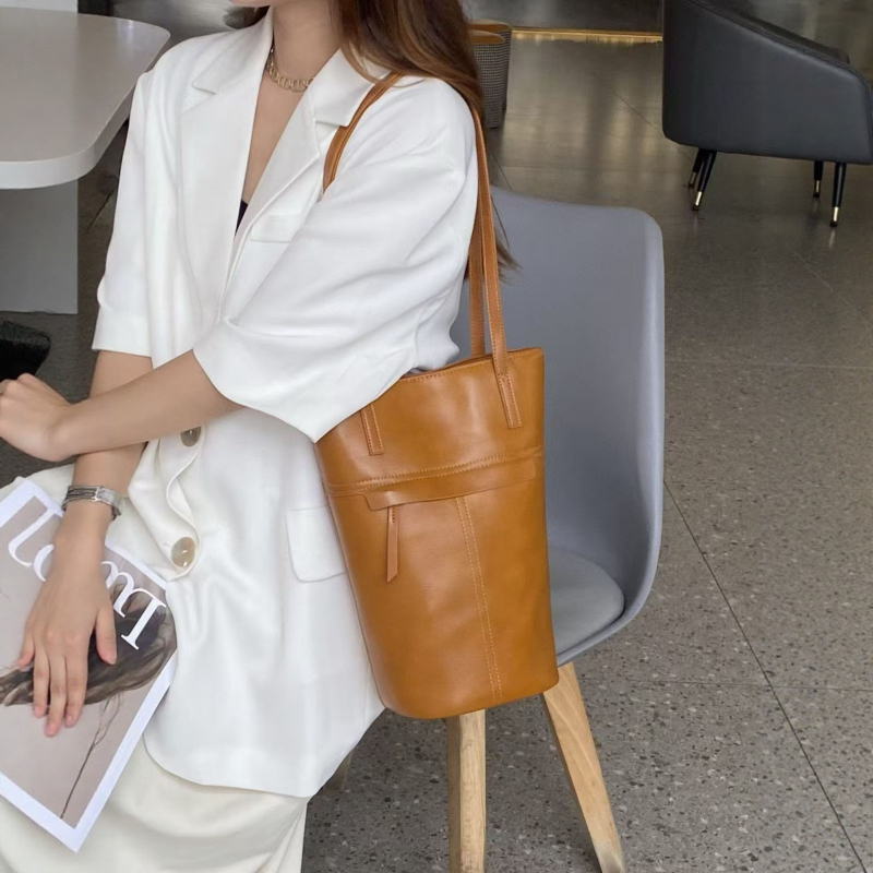 Ženska bucket torbica od kože prvog sloja biljnim postupkom obrađena, 2025 nova moda, velika kapaciteta, za svakodnevnu upotrebu, pretinac za telefon, s jednim crossbody naramenicom.