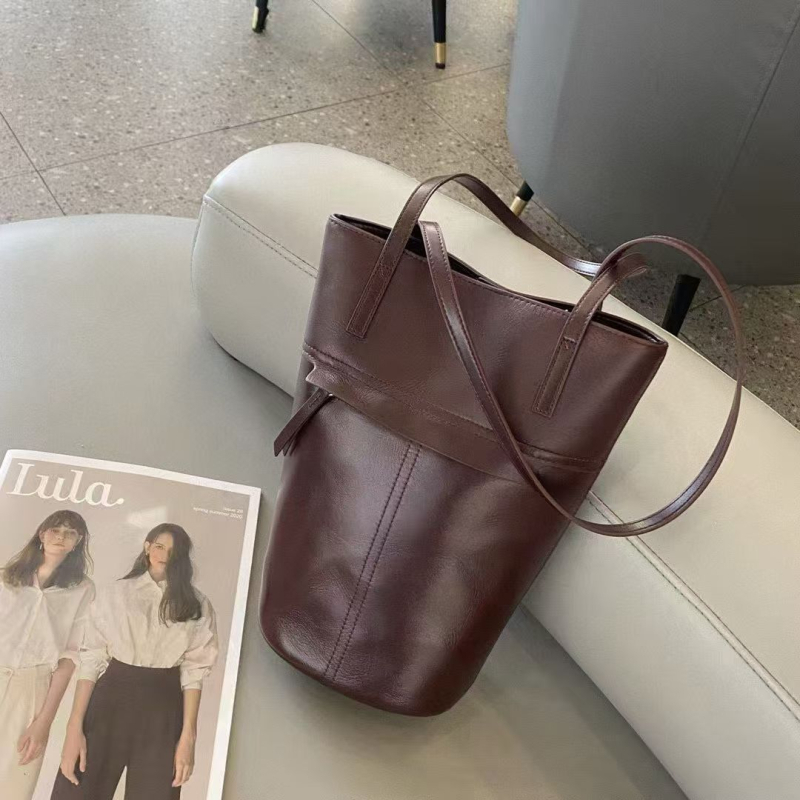 Ženska bucket torbica od kože prvog sloja biljnim postupkom obrađena, 2025 nova moda, velika kapaciteta, za svakodnevnu upotrebu, pretinac za telefon, s jednim crossbody naramenicom.