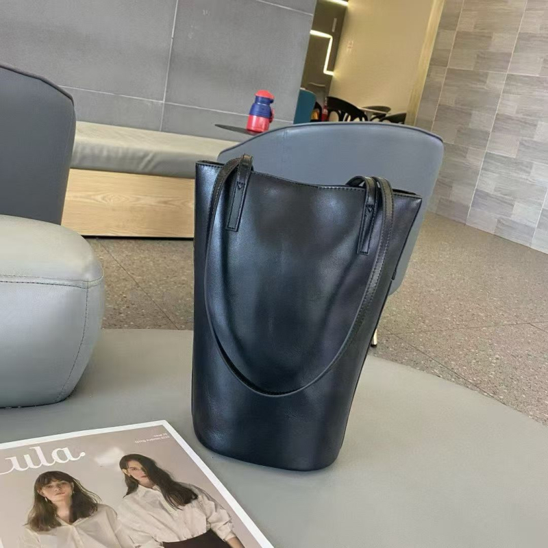 Ženska bucket torbica od kože prvog sloja biljnim postupkom obrađena, 2025 nova moda, velika kapaciteta, za svakodnevnu upotrebu, pretinac za telefon, s jednim crossbody naramenicom.