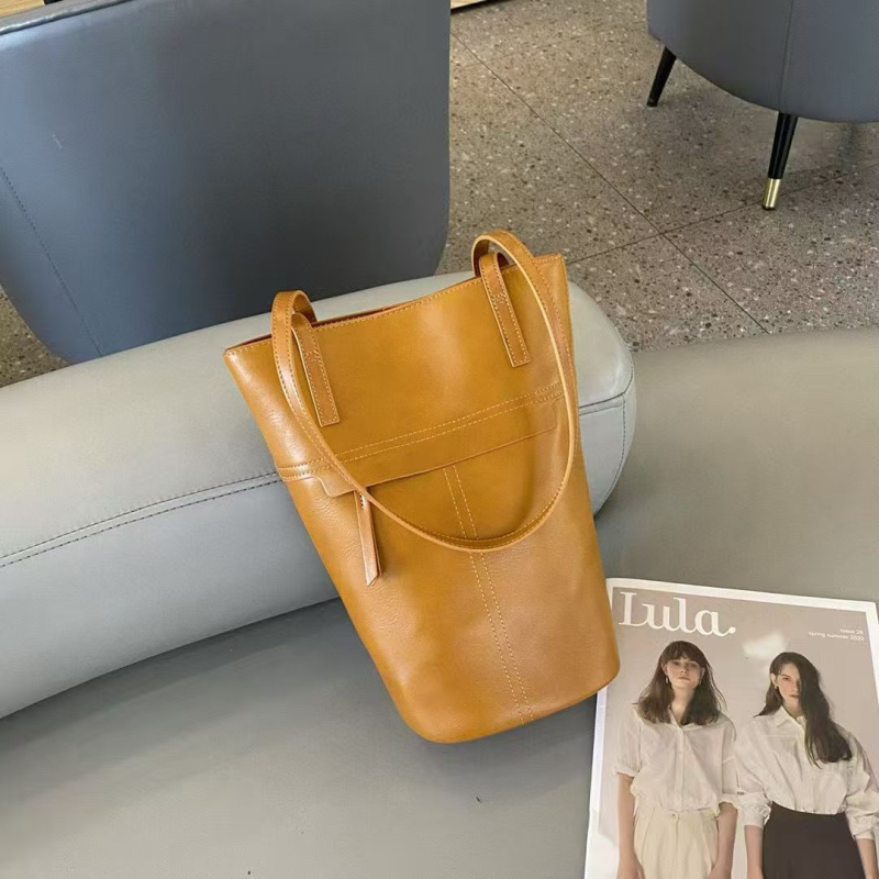 Ženska bucket torbica od kože prvog sloja biljnim postupkom obrađena, 2025 nova moda, velika kapaciteta, za svakodnevnu upotrebu, pretinac za telefon, s jednim crossbody naramenicom.