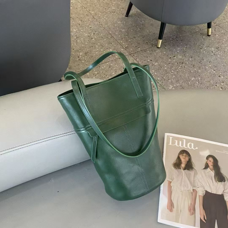 Ženska bucket torbica od kože prvog sloja biljnim postupkom obrađena, 2025 nova moda, velika kapaciteta, za svakodnevnu upotrebu, pretinac za telefon, s jednim crossbody naramenicom.