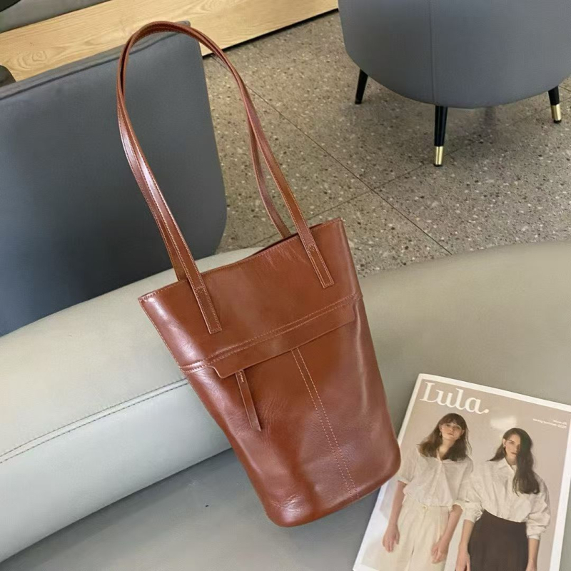 Ženska bucket torbica od kože prvog sloja biljnim postupkom obrađena, 2025 nova moda, velika kapaciteta, za svakodnevnu upotrebu, pretinac za telefon, s jednim crossbody naramenicom.