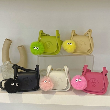 Mini ženska crossbody torba u obliku sedla, ljeto 2023, teksturiran dizajn