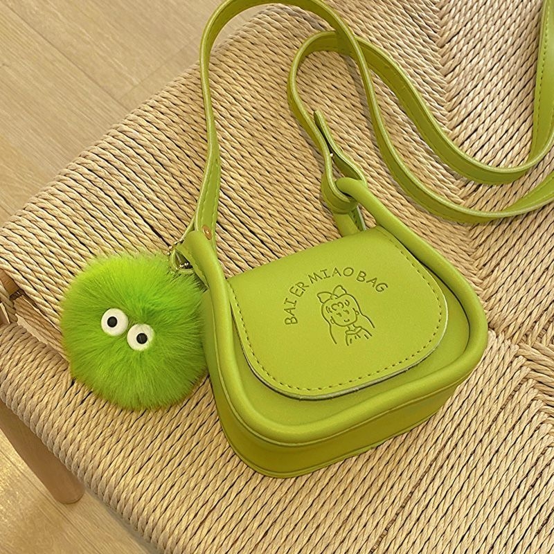 Mini ženska crossbody torba u obliku sedla, ljeto 2023, teksturiran dizajn