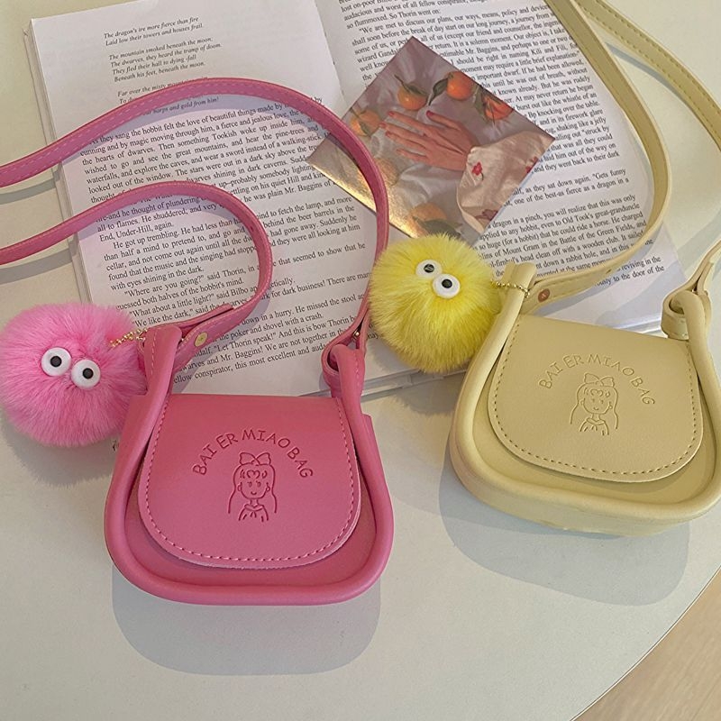 Mini ženska crossbody torba u obliku sedla, ljeto 2023, teksturiran dizajn