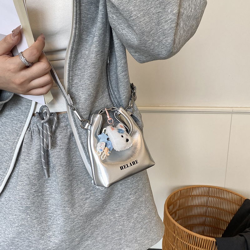 Mini ženska crossbody torbica u srebrnoj boji, jedinstven dizajn, 2025 novo izdanje, torbica za ruž i slušalice