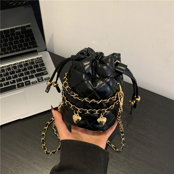 Šivana bucket torba s rombi uzorkom, mini kompaktnog oblika, visokoklase nišnog dizajna, diagonalna crossbody torba.