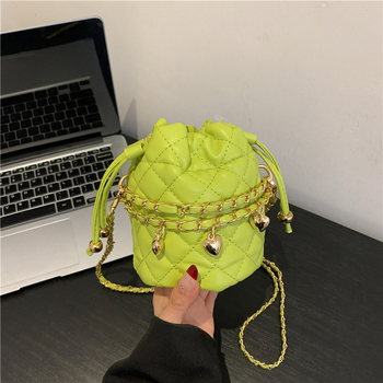 Šivana bucket torba s rombi uzorkom, mini kompaktnog oblika, visokoklase nišnog dizajna, diagonalna crossbody torba.