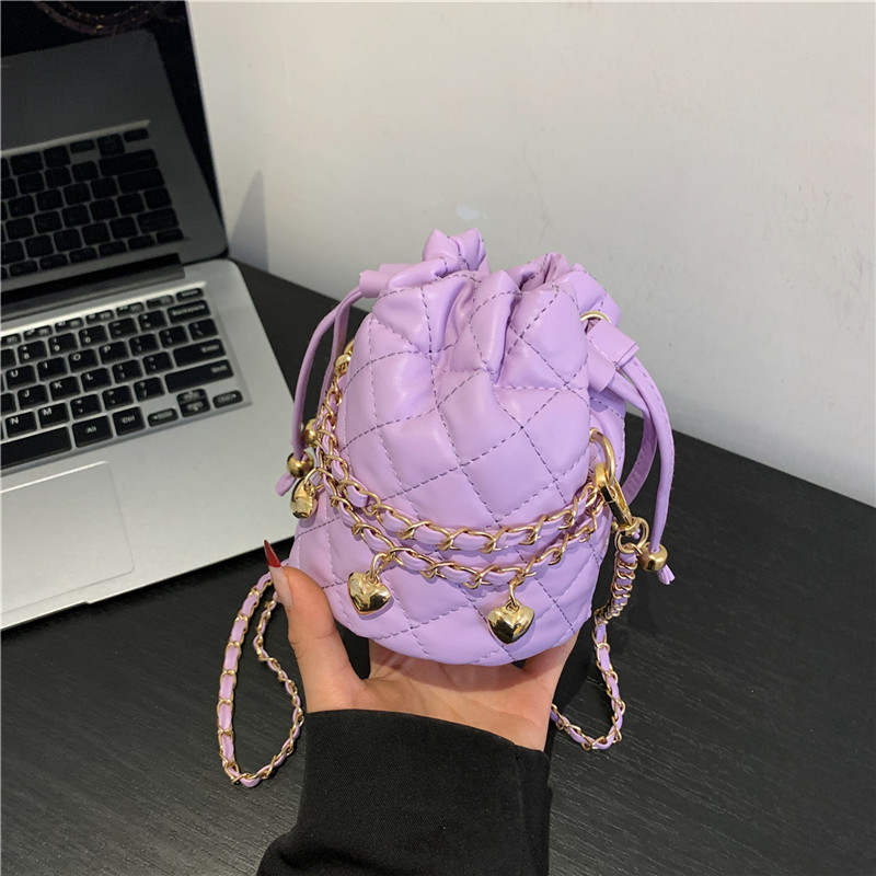 Šivana bucket torba s rombi uzorkom, mini kompaktnog oblika, visokoklase nišnog dizajna, diagonalna crossbody torba.