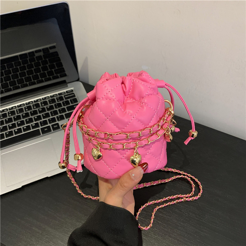 Šivana bucket torba s rombi uzorkom, mini kompaktnog oblika, visokoklase nišnog dizajna, diagonalna crossbody torba.