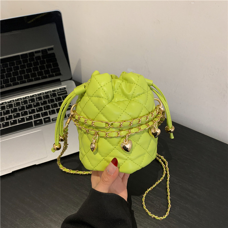 Šivana bucket torba s rombi uzorkom, mini kompaktnog oblika, visokoklase nišnog dizajna, diagonalna crossbody torba.