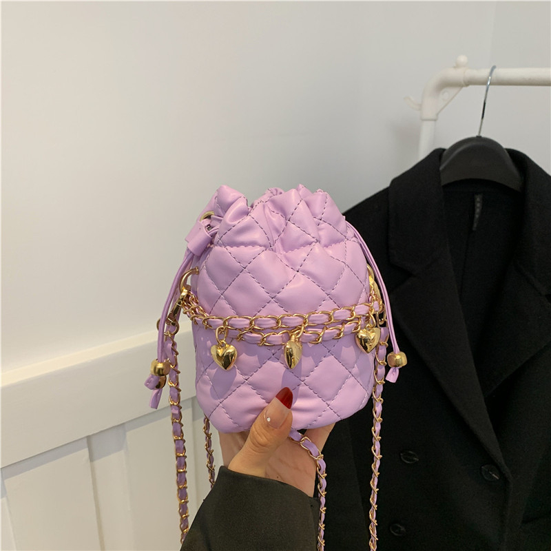Šivana bucket torba s rombi uzorkom, mini kompaktnog oblika, visokoklase nišnog dizajna, diagonalna crossbody torba.