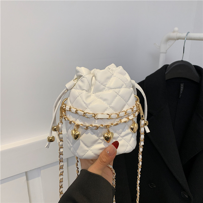 Šivana bucket torba s rombi uzorkom, mini kompaktnog oblika, visokoklase nišnog dizajna, diagonalna crossbody torba.