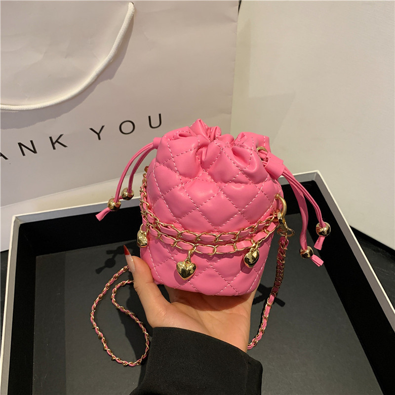 Šivana bucket torba s rombi uzorkom, mini kompaktnog oblika, visokoklase nišnog dizajna, diagonalna crossbody torba.