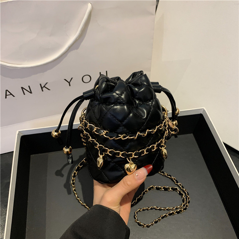 Šivana bucket torba s rombi uzorkom, mini kompaktnog oblika, visokoklase nišnog dizajna, diagonalna crossbody torba.