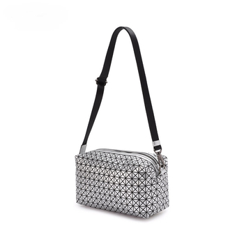 Geometrijska šivana sedlasta torba od silikona, mala kvadratna torba za kameru, s remenom za rame ili crossbody