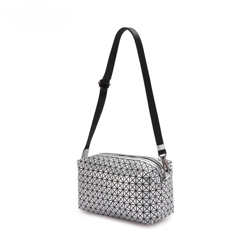 Geometrijska šivana sedlasta torba od silikona, mala kvadratna torba za kameru, s remenom za rame ili crossbody