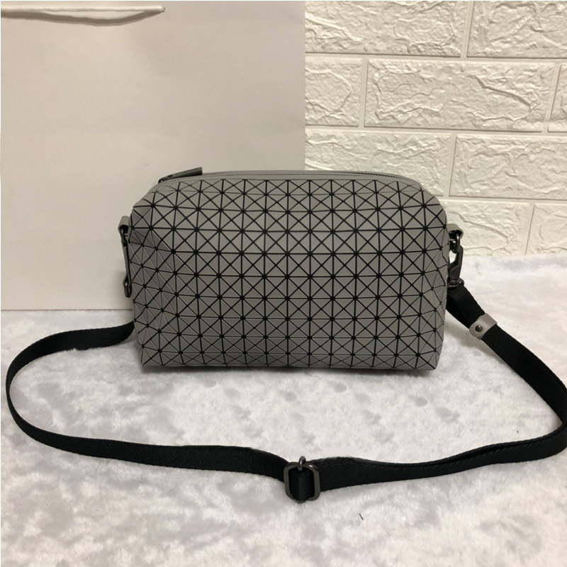 Geometrijska šivana sedlasta torba od silikona, mala kvadratna torba za kameru, s remenom za rame ili crossbody