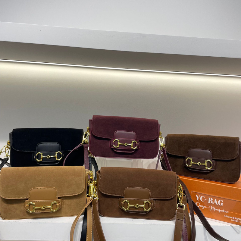 Ženska torbica s kopčom u obliku potkove, retro stil, mat nubuk koža, crossbody