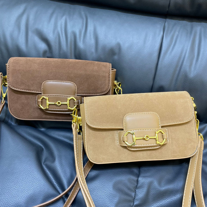 Ženska torbica s kopčom u obliku potkove, retro stil, mat nubuk koža, crossbody