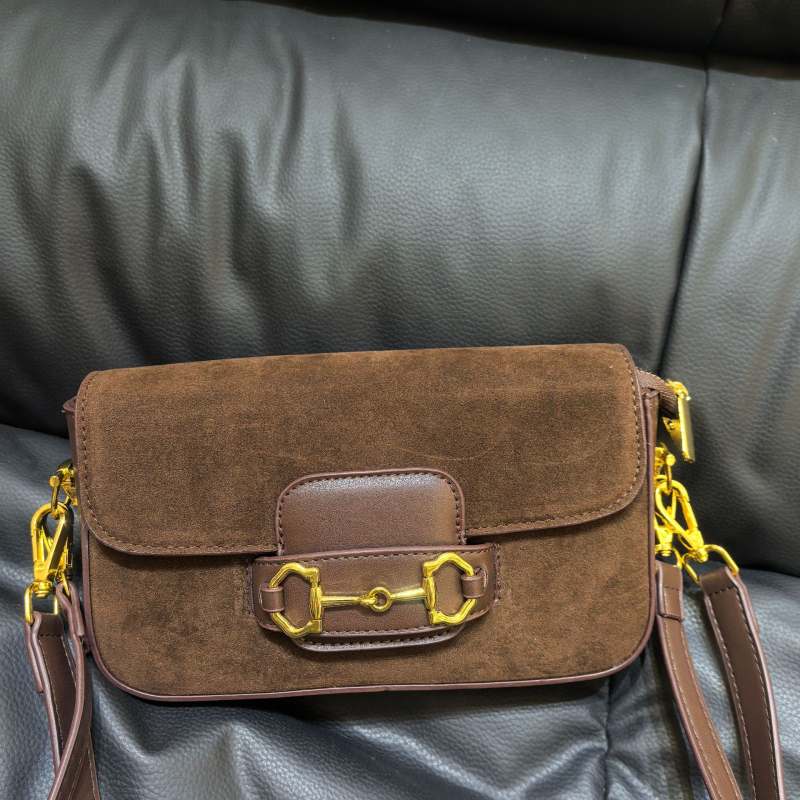 Ženska torbica s kopčom u obliku potkove, retro stil, mat nubuk koža, crossbody