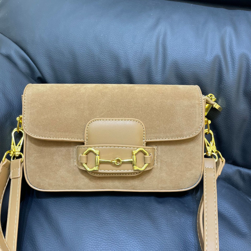 Ženska torbica s kopčom u obliku potkove, retro stil, mat nubuk koža, crossbody
