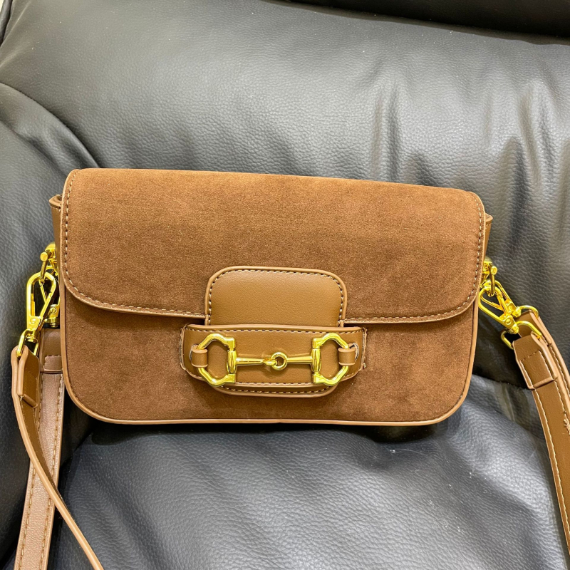 Ženska torbica s kopčom u obliku potkove, retro stil, mat nubuk koža, crossbody