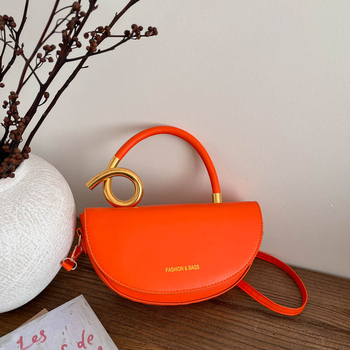 Stilna sedlastog oblika torbica s premium teksturom, univerzalna za nošenje na rame i crossbody, za posao i svakodnevnu uporabu