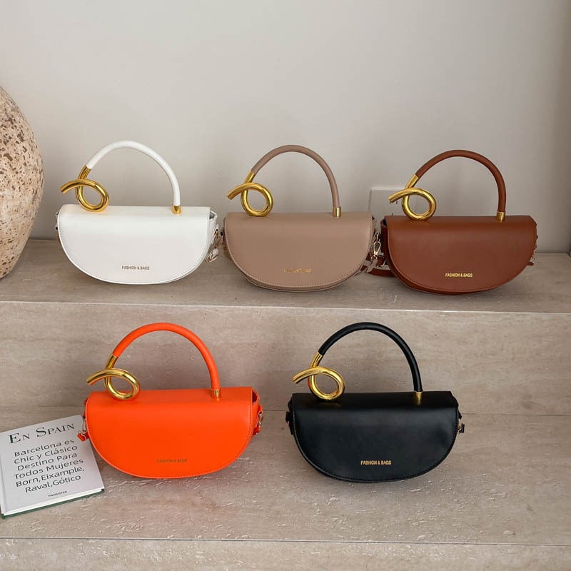 Stilna sedlastog oblika torbica s premium teksturom, univerzalna za nošenje na rame i crossbody, za posao i svakodnevnu uporabu