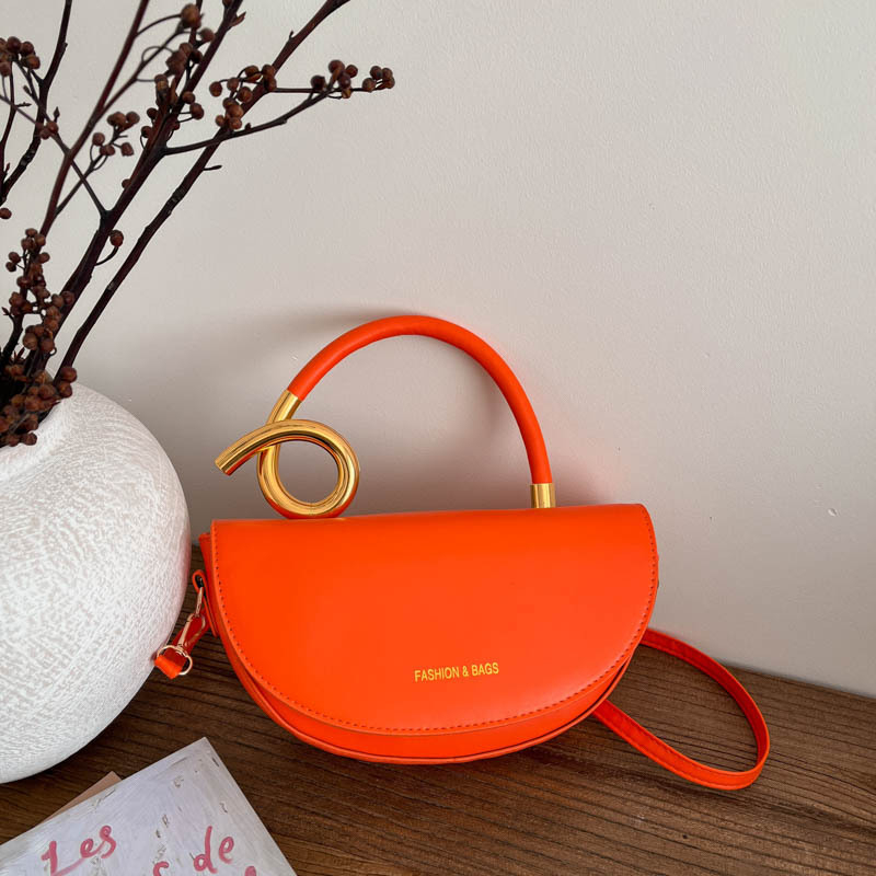 Stilna sedlastog oblika torbica s premium teksturom, univerzalna za nošenje na rame i crossbody, za posao i svakodnevnu uporabu