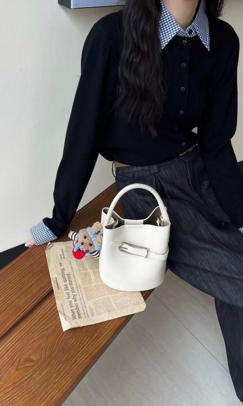 Prava kožna bucket torba s vezicom i crossbody remenom – za svakodnevnu uporabu